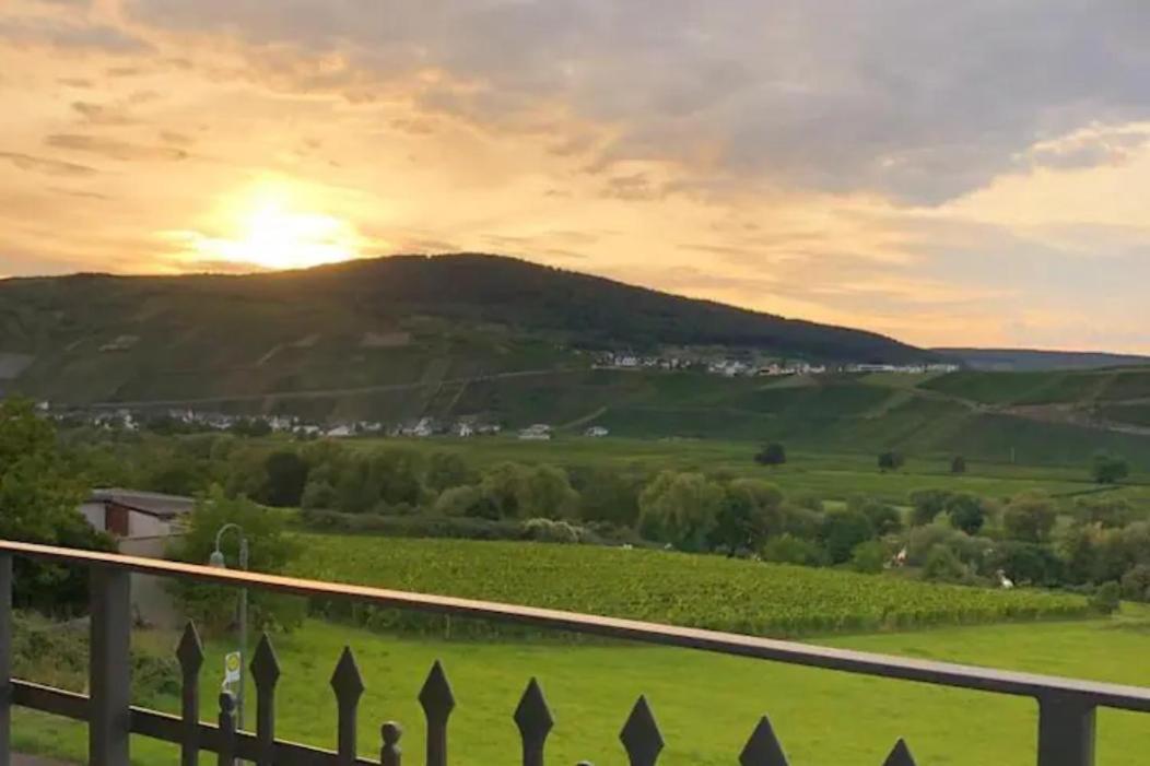 The Old Gemeinde House By The Mosel River Brauneberg Exterior photo